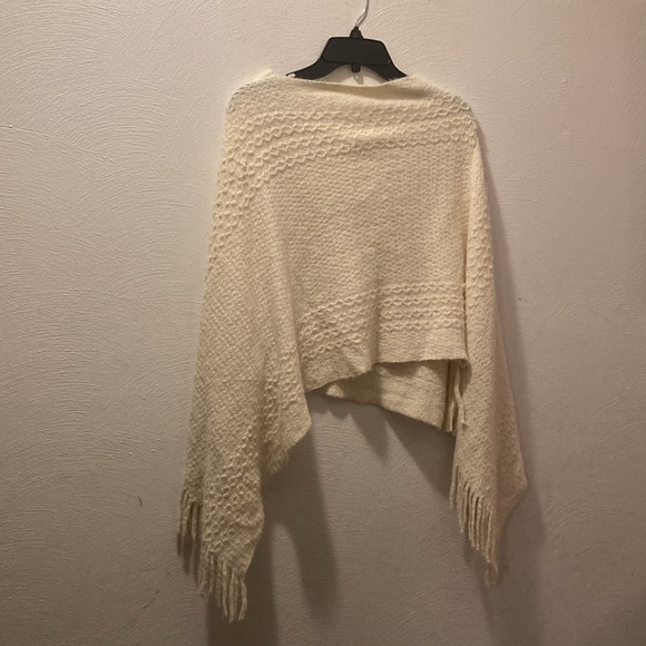 Beige fringed knit poncho - Picture 4 of 4
